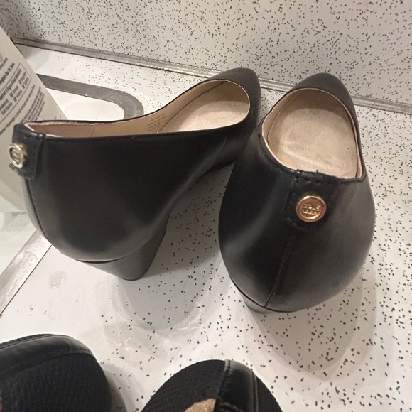 5 1/2  ladies Cole Haan style : classic - GO TO size 5 1/2 B like new Black heel - Picture 3 of 6